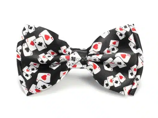 Kaardimastidega kikilips mustal taustal, millel on valgete ja punaste kaartide muster. Luksuslik aksessuaar, ideaalne peo- või kasiinoõhtuks.