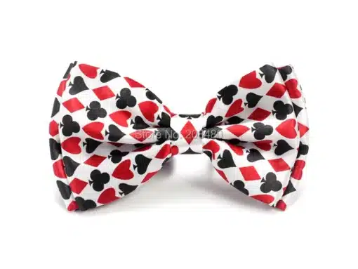 Kaardimastidega kikilips, millel on mustad potid ja punased ärtud valgel taustal, esitletud elegantse kaelasidemena puhtal valgel taustal.