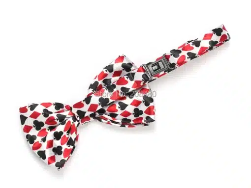 Stiilne kikilips valge mustriga kaardimastidest, millel on punased ja mustad ruudud, sümboliseerides kaardimänge. Kikilips koosneb kahest stiilsest osast, mida ühendab must reguleeritav kinnitus ning see on paigutatud neutraalsele taustale.