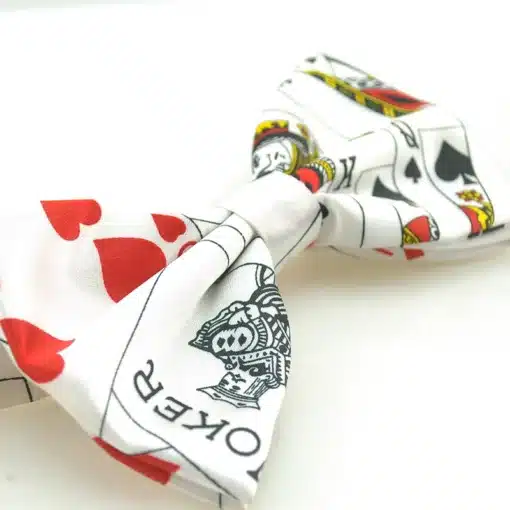 Kaardimastidega kikilips kahes stiilis, valge taustapildiga, kaunistatud punaste südametega ja mustade ristik- ning ärtumastidega, lisaks kaartide kuningate ja jokkeri detailidega. Pehme kangas, ideaalne aksessuaar igale mehele.