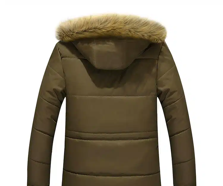 pruun meeste parka kapuutsiga, millel on karvane ääris