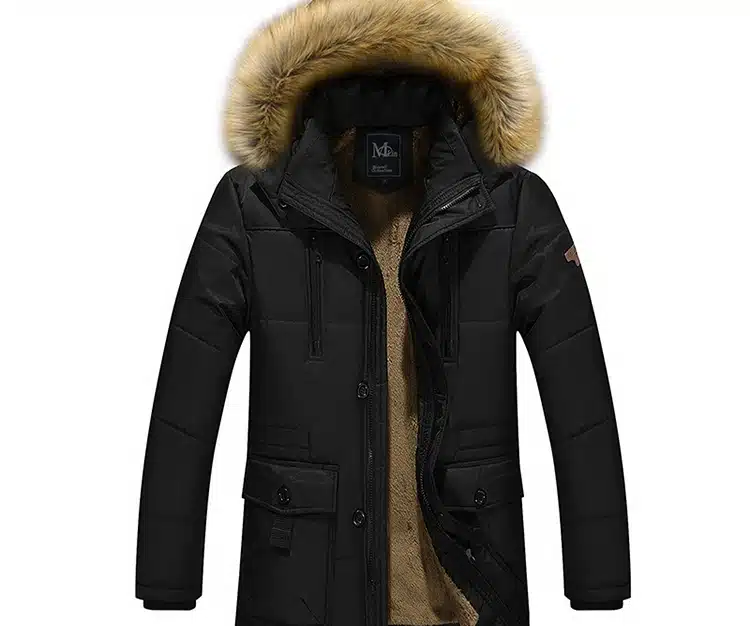 must meeste parka kapuutsiga, millel on karvane ääris