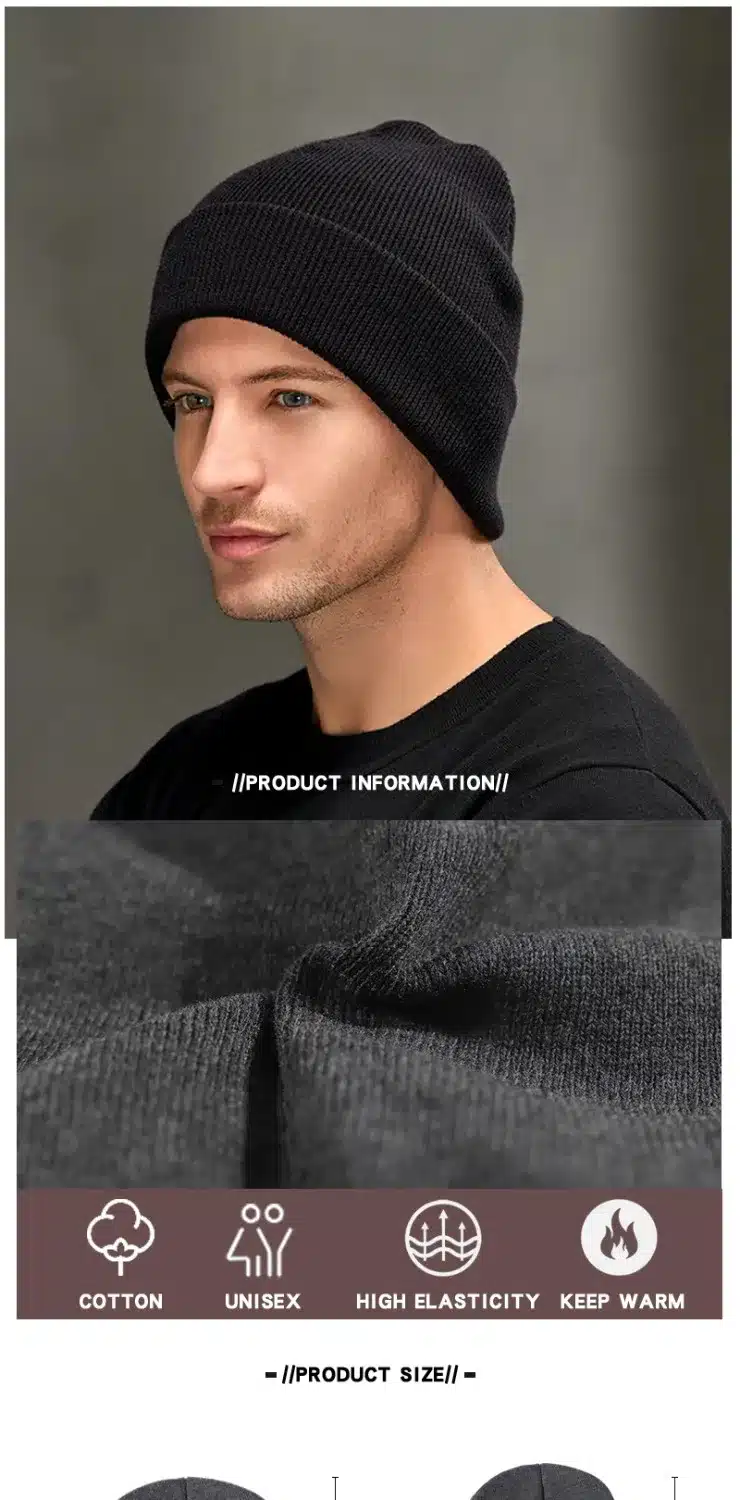 Inimene kannab tumedas toas musta värvi mütsi, mis on valmistatud pehmest materjalist ja pakub soojust külma ilma jaoks. Müts on elastne ja sobib unisex kandmiseks, täiuslik Sinu valitud kirjaga kohandamiseks.