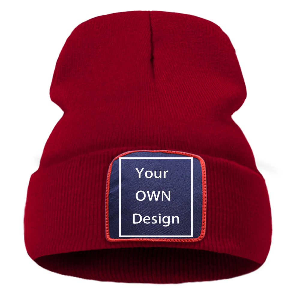 Punane müts kohandatava disainiga, mille esiküljel on must ristkülik ja kiri 'Your OWN Design'.