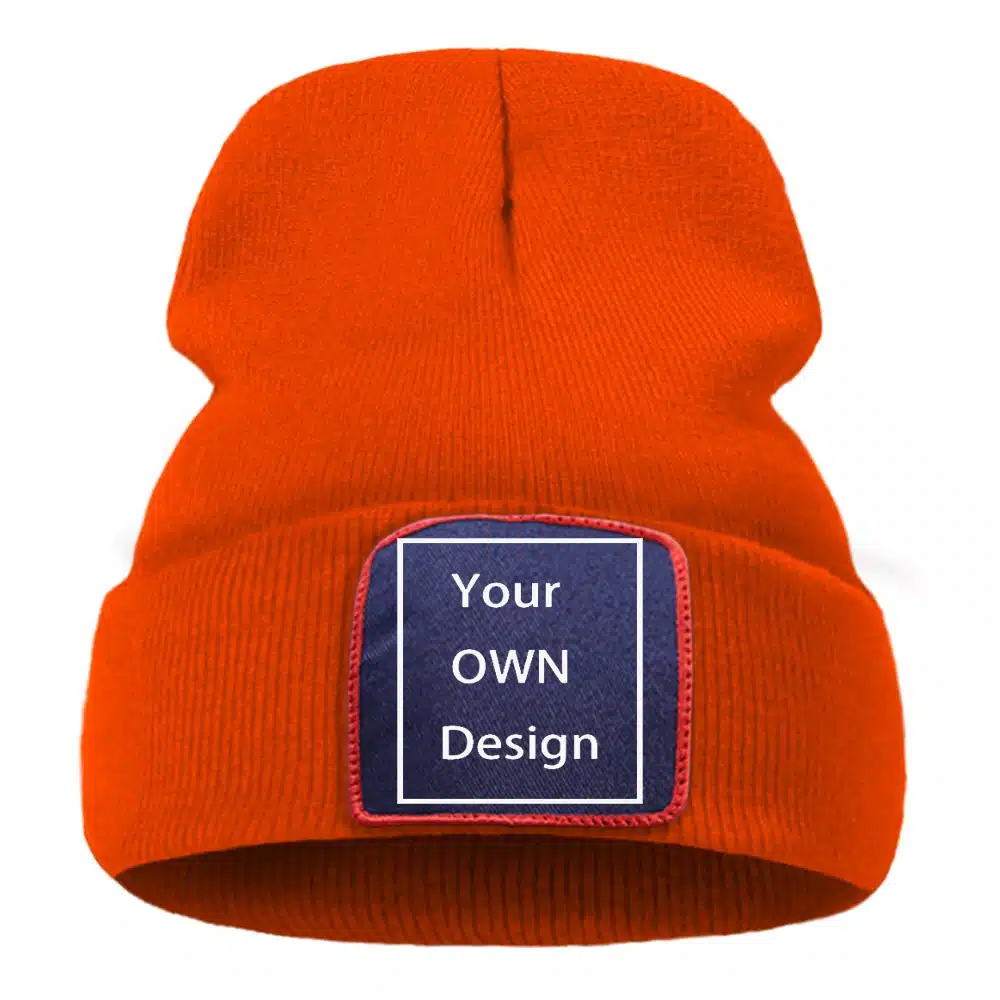 Ere oranž müts personaliseeritava logoga esiküljel, sinise taustaga ja punase äärisega. Valmistatud pehmest, soojast materjalist, sobib ideaalselt külmemateks ilmadeks.