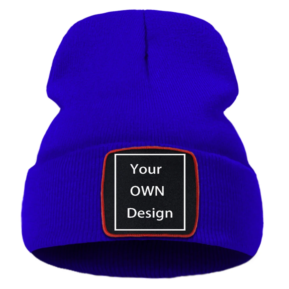 Säravsinine Sinu valitud kirjaga müts, mille esiküljel on must kangas plaaster punase äärega ja tekstiga 'Your OWN Design'. Valmistatud hubasest kudumismaterjalist, mis sobib ideaalselt külma ilma jaoks.