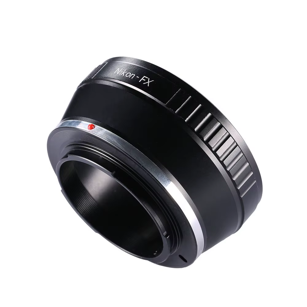 must metallist objektiivi adapter, millel on hõbedased detailid