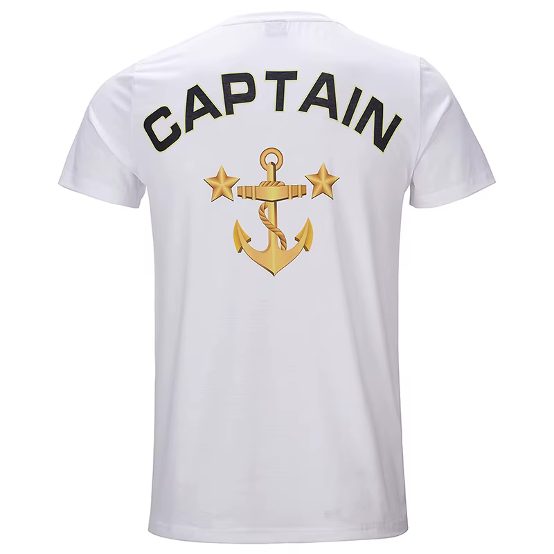 valge T-särk, mille seljal on must kiri 'captain' ja kuldne ankur kahe tähega
