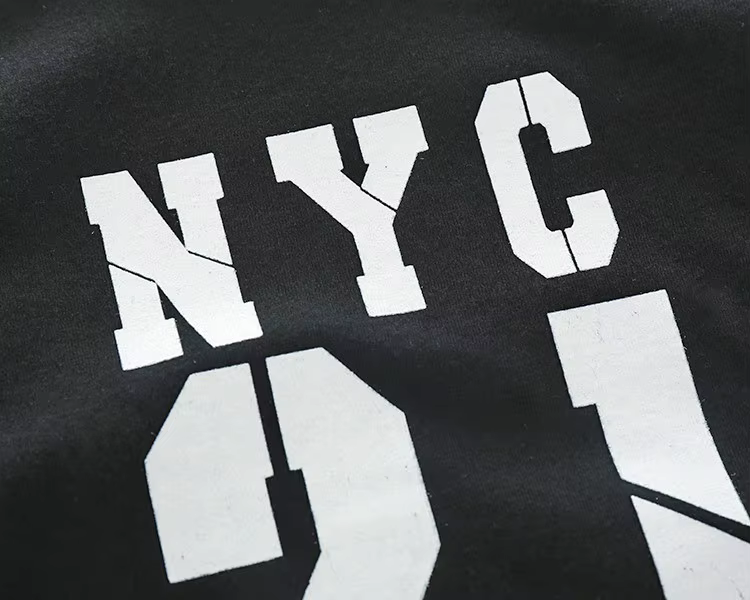 must kangas valgete katkiste tähtedega 'NYC'