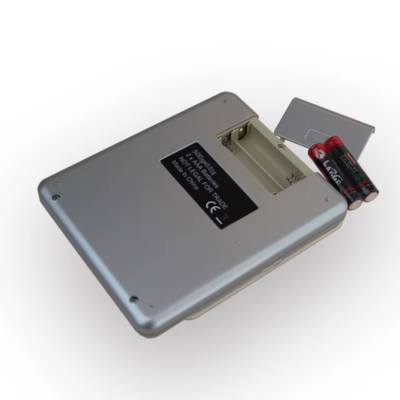 hall köögikaal avatud patareipesaga ja kaks patareid