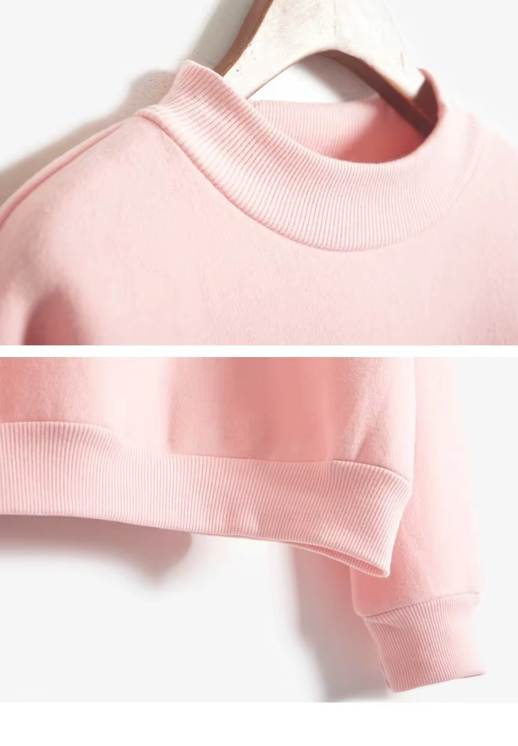 roosa ühevärviline naiste pullover, millel on kõrge kaelus ja soonikkoes ääred