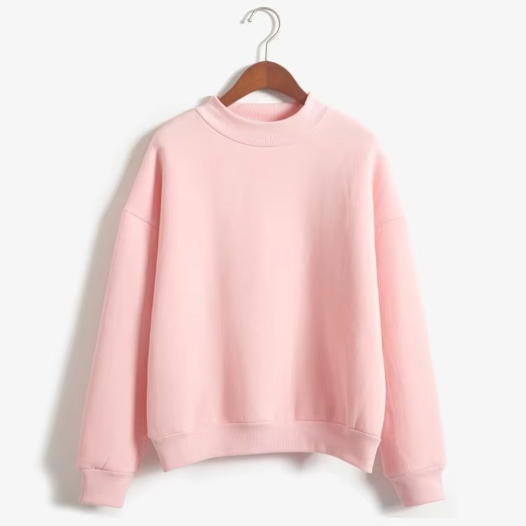 roosa ühevärviline naiste pullover puidust riidepuul