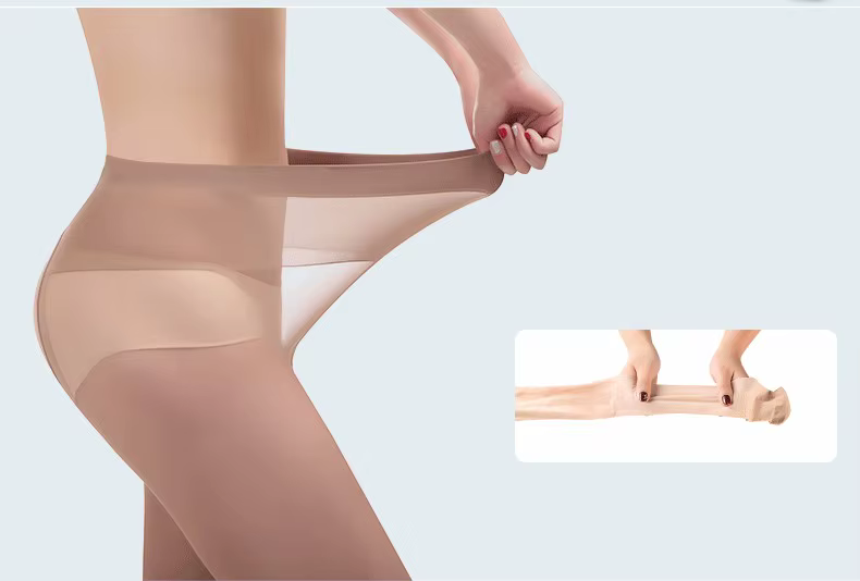 naine venitab beeže sukkpükse, näidates nende elastsust
