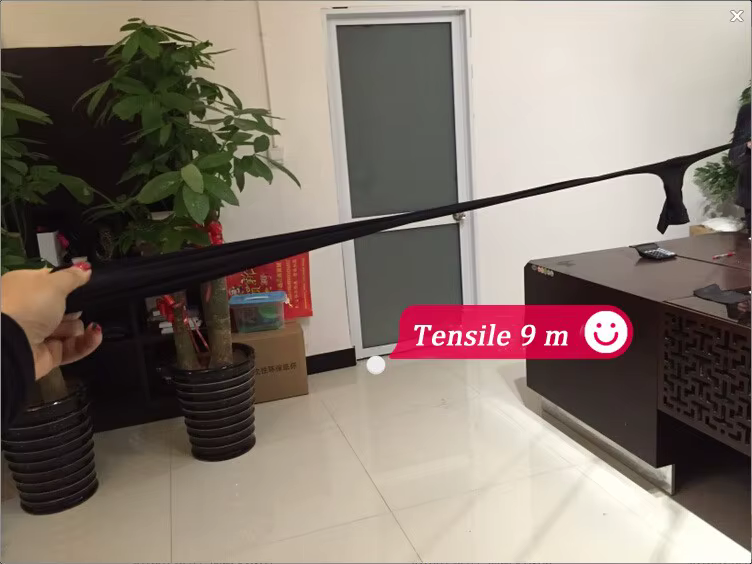 mustad sukkpüksid venitatakse kontoriruumis pikaks
