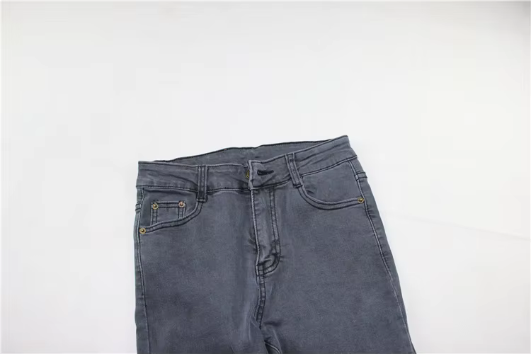 tumedad naiste skinny teksad valgel taustal
