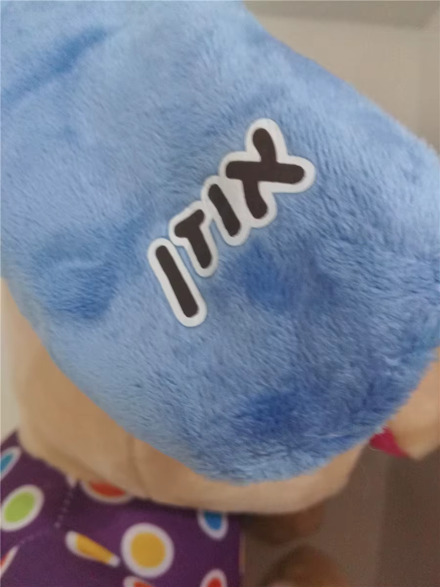 sinine pehme mänguasja osa, millel on kiri itix