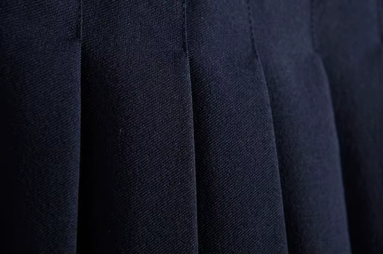 tume kangas volditud detailidega