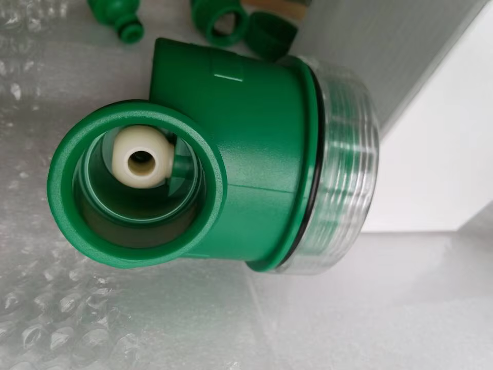 roheline plastist vihmuti osa valgel taustal