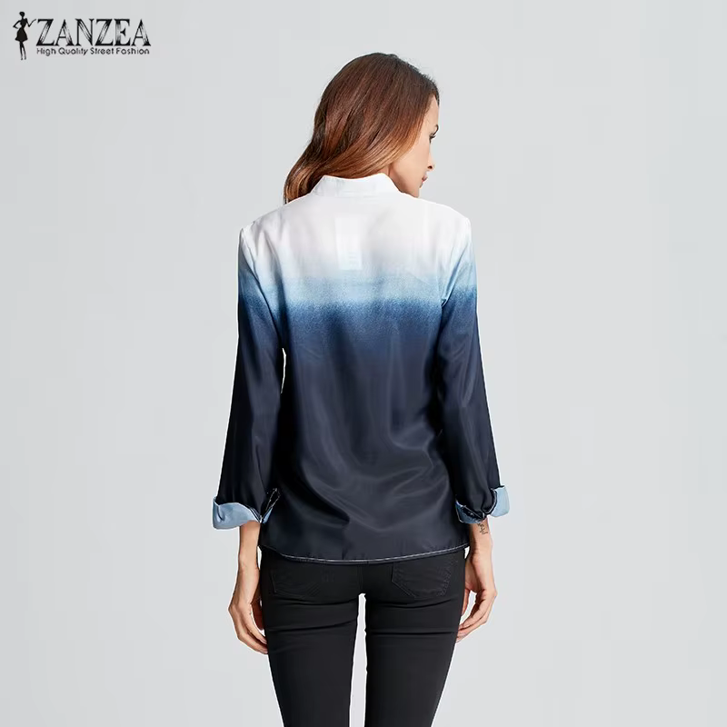 naine seljaga, seljas sinine ombre pluus