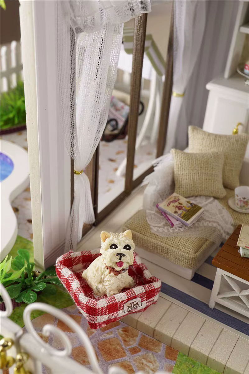 miniatuurne nukumaja elutuba, kus on koer korvis, diivan ja laud