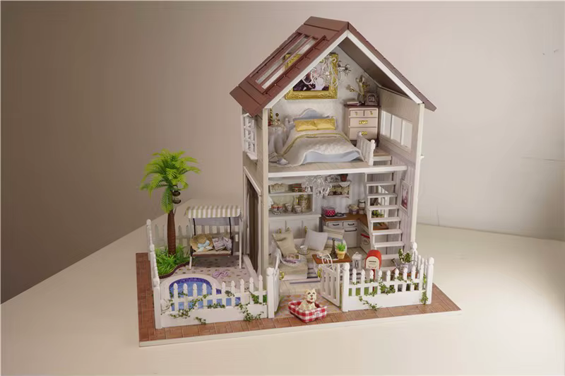 miniatuurne möbleeritud nukumaja kahe korruse ja aiaga
