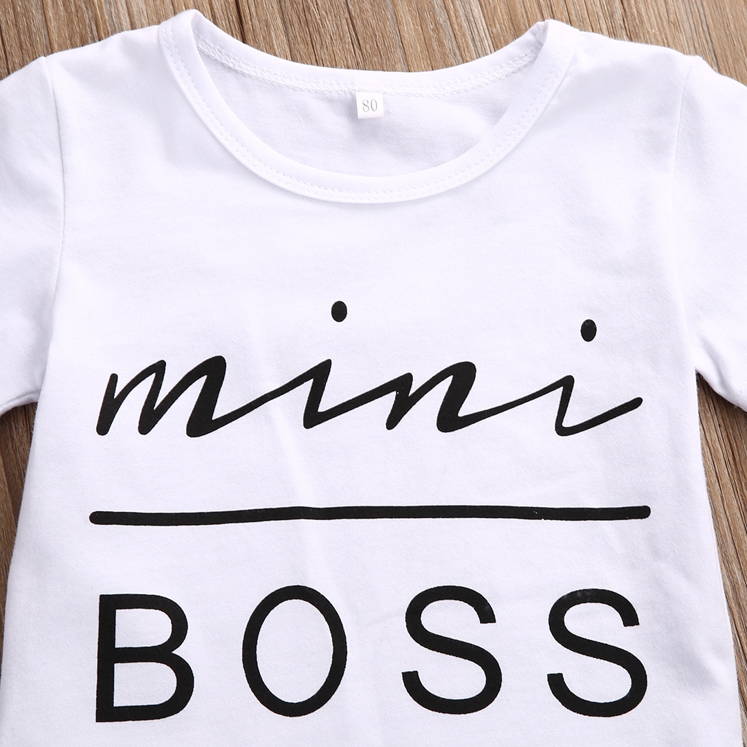valge t-särk musta kirjaga mini boss