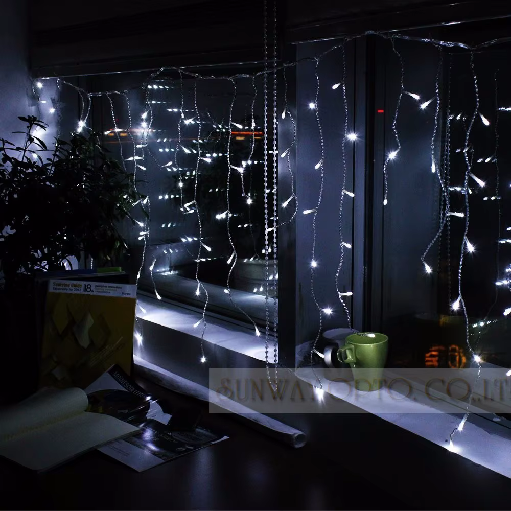 valged LED jõulutuled aknal, mis loovad hubase atmosfääri