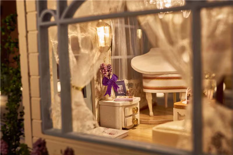 miniatuurne nukumaja interjöör pitskardinate ja klaveriga