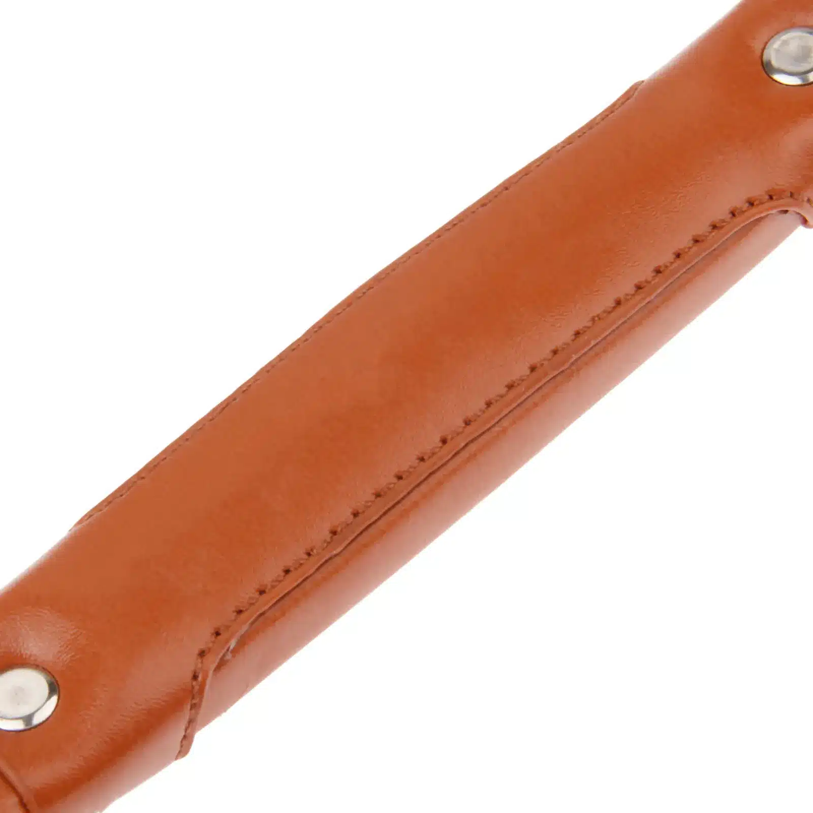 Pruun nahast kohvri või koti asendussang, millel on hõbedased kinnitusdetailid ja vastupidav konstruktsioon.