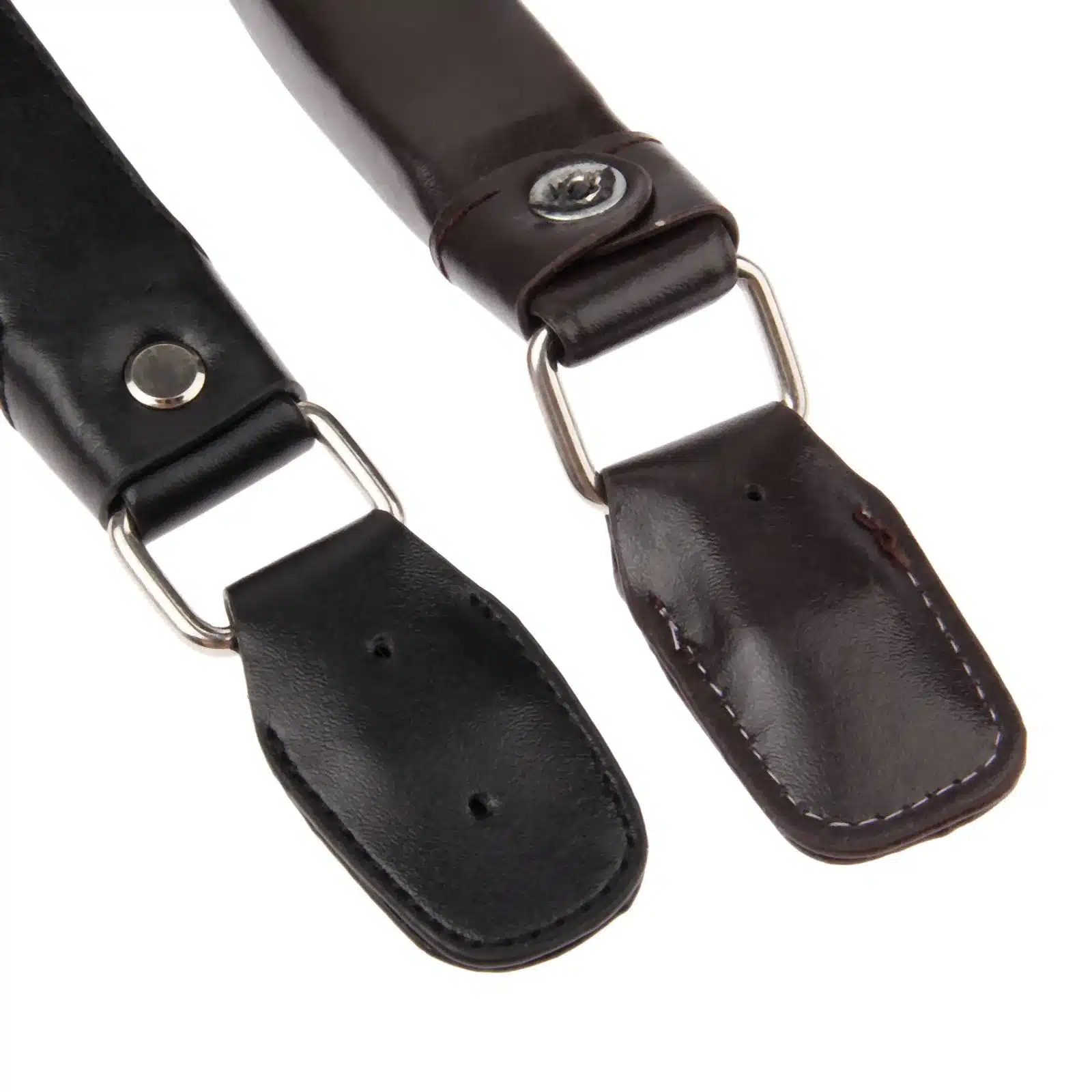 Must ja pruun Kohvri või koti asendussang naturaalsest nahast, millel on metallist kinnitused ja elegantne viimistlus valgel taustal.