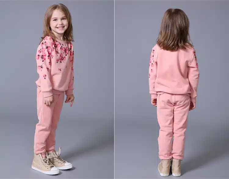 roosa lillemustriga kaheosaline komplekt tüdrukule, mis koosneb pusast ja pükstest