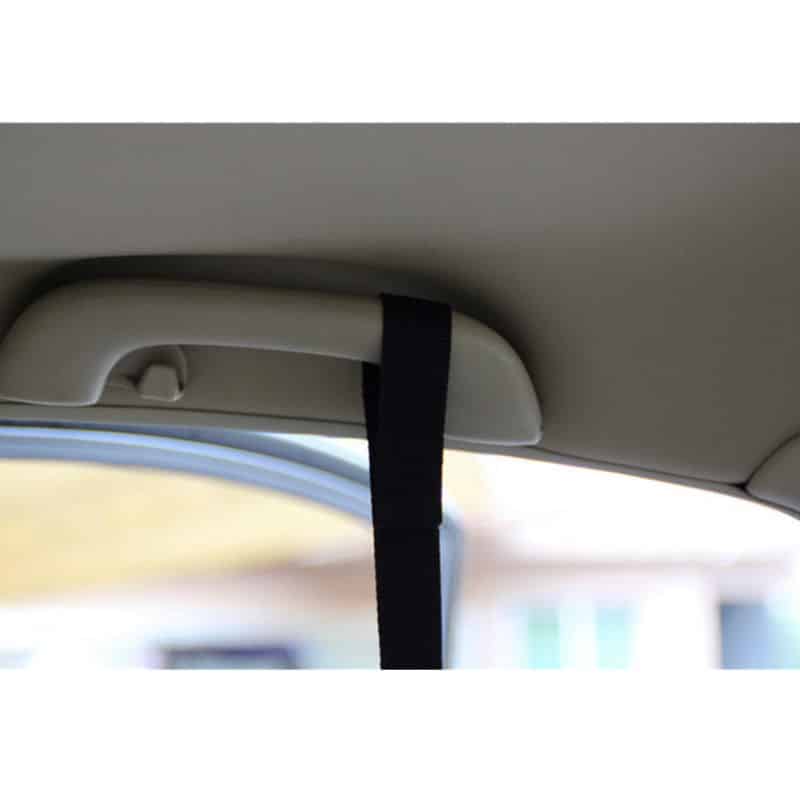 auto lae külge kinnitatud must rihm