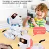 Puldiga juhitav robot koer | E-pood Tootemaailm Naeratav poiss mängib puldiga juhitava robot koeraga, millel on valge ja punane disain ning LED-silmad elutoa taustal.
