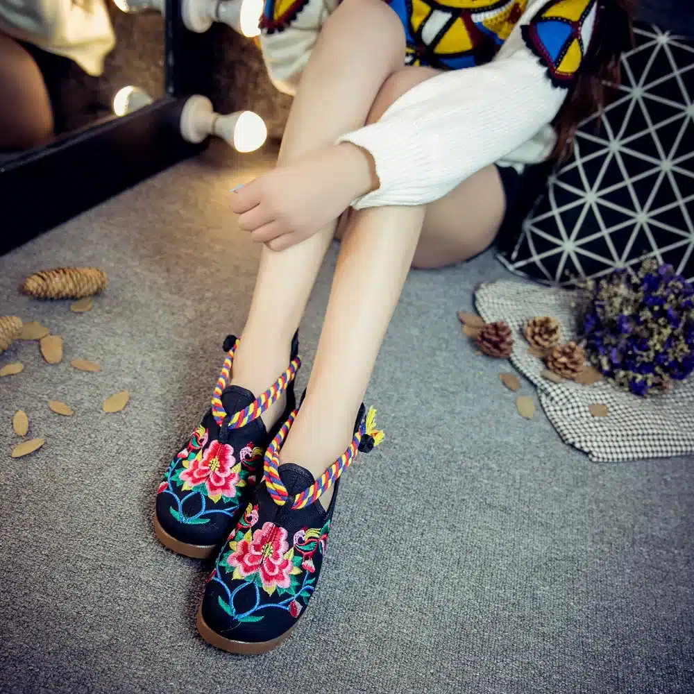Women Flats Canvas Shoes Floral Embroidered Ladies Comfortable Cotton Platforms Zapato Mujer Unique Strap Ballet Woman 29