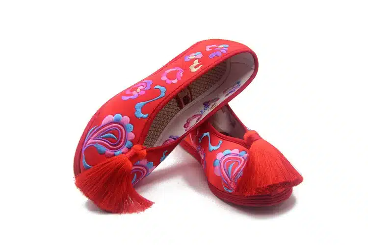 Vintage Women Flats Bride Red Shoes Chinese Wedding Satin Embroidered Tassel National Breathable Dance Single Ballet Shoes Woman 26