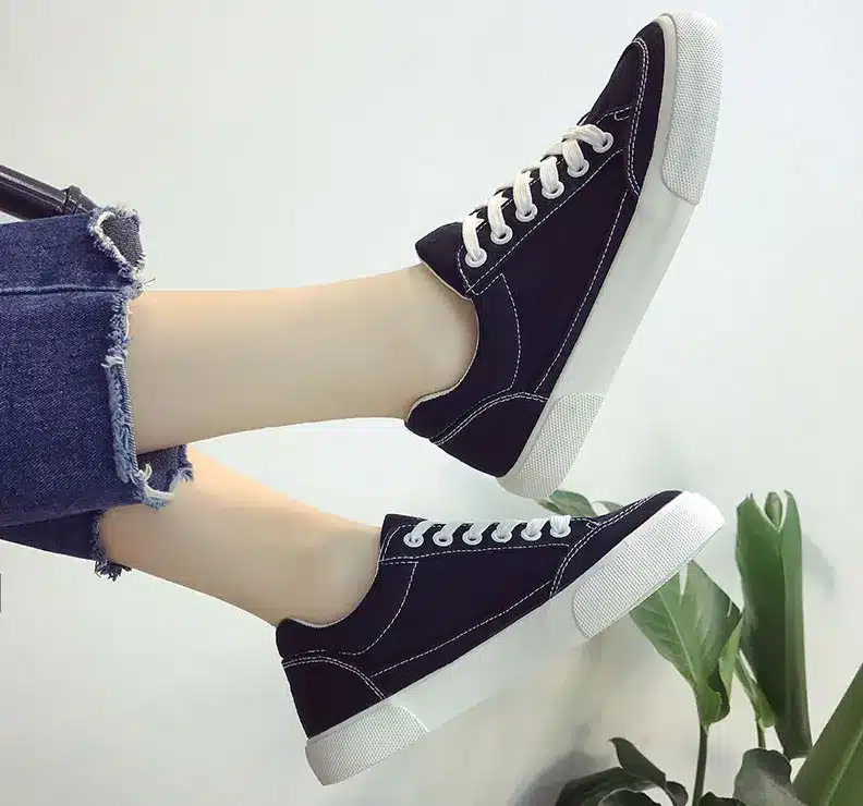 Women sneakers 2018 new arrivals fashion lace-up black/white women shoes solid sewing shallow casual canvas shoes women 31