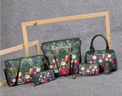 Kottide komplekt naistele koosneb mitmekülgsest valikust kotte, sealhulgas suured käekotid ja rahakotid, kõik kaunistatud erksate, värviliste illustratsioonidega ning asetatud hallile taustale dekoratiivse puidust raami sees.