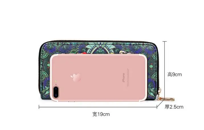 Kottide komplekt naistele, mis sisaldab elegantset ja värvikat rahakotti atraktiivse disainiga, esiplaanil roosa telefon, et näidata koti mõõtmeid, kõik asetseb valgel taustal.