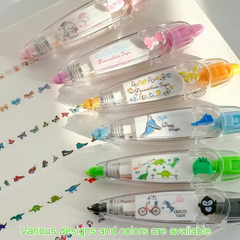 Kuus eri värvi ja disainiga Lõbusate piltidega tempelpliiatsit, paigutatud valgele pinnale, igal pliiatsil unikaalsed mustrid nagu loomad, jalatsid ja liblikad, et lisada loovust paberile.