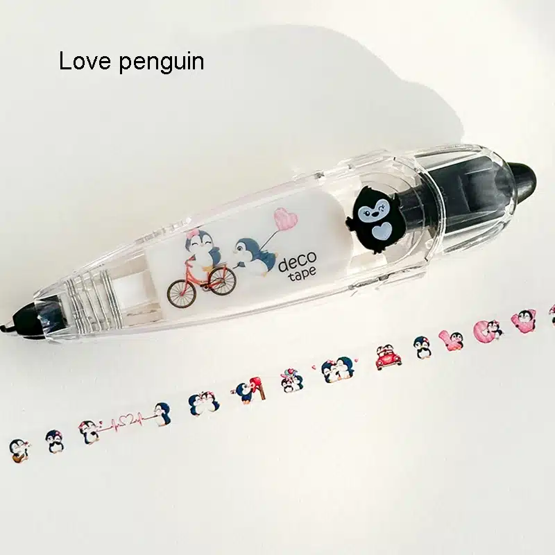 Lõbusate piltidega tempelpliiats, mis kujutab armsaid pingviinimotiive rattaga ja südamekujulise õhupalliga, läbipaistval taustal valge paberi peal.