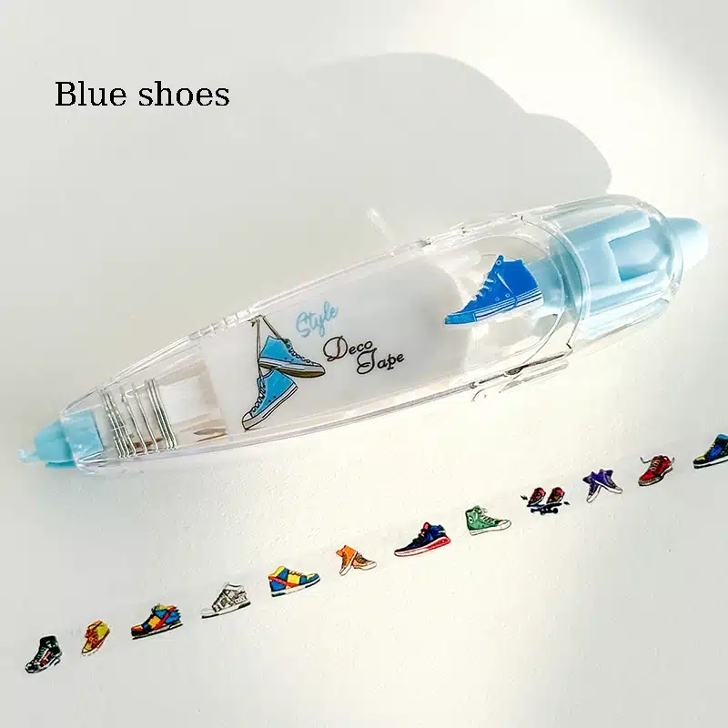 Läbipaistev lõbusate piltidega tempelpliiats, millel on sinised tossumotiivid ja erivärviliste jalanõude read valgel taustal.