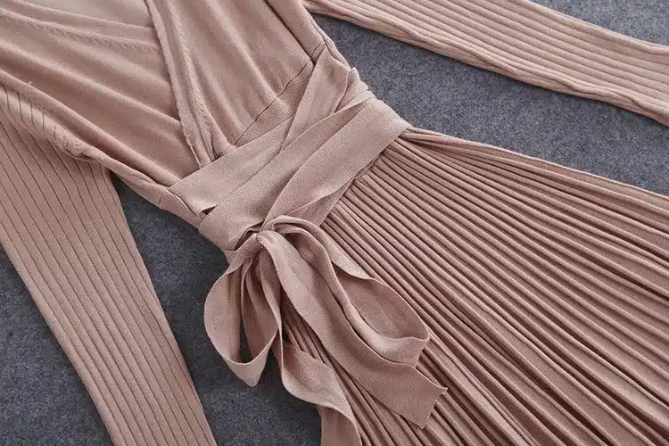 2017 New Autumn Winter Vintage Pleated Dress Women Solid Knee-length Long Sleeved Empire Sexy V-neck Elegant Knitted Dresses 18
