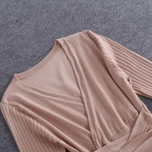 2017 New Autumn Winter Vintage Pleated Dress Women Solid Knee-length Long Sleeved Empire Sexy V-neck Elegant Knitted Dresses 19