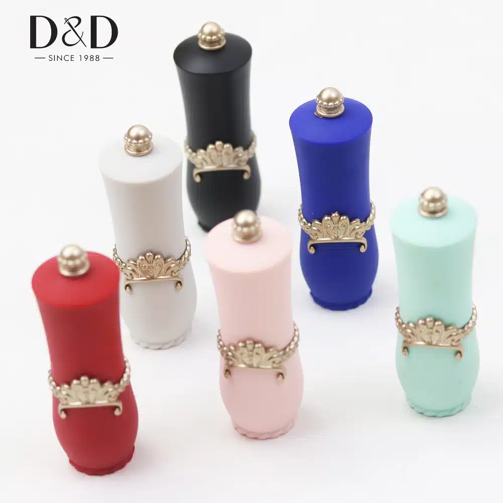 New Craft Lipstick Shaped Needles Pin Cushion with 5 Sewing Needles Pincushion Rotatable Needle Holder Sewing Tool Accessories 17