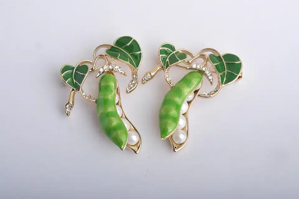 Blucome Enamel Green Pea Brooches For Women Gold-color Crystal Simulated Pearls Corsages Men Kids Sweater Suit Accessories Pins 16