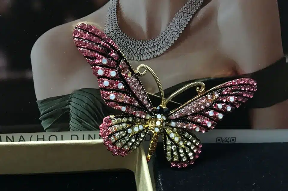 Blucome Fashion Women Butterfly Brooches Pins For Women Perfect Rhinestone Crystal Hijab Pins And Broaches colares Broches Pins 24
