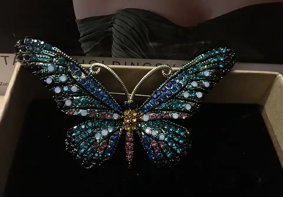 Blucome Fashion Women Butterfly Brooches Pins For Women Perfect Rhinestone Crystal Hijab Pins And Broaches colares Broches Pins 25
