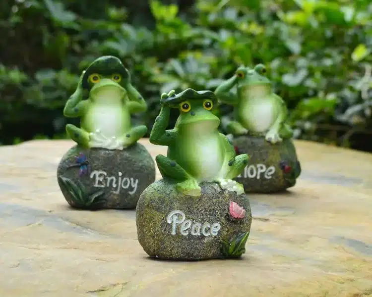 3pcs Lovely Resin Frog Sitting on Stone Statue Figurine Model Outdoor Decorative Home frog Resin Crafts Garden Decor Ornament 24