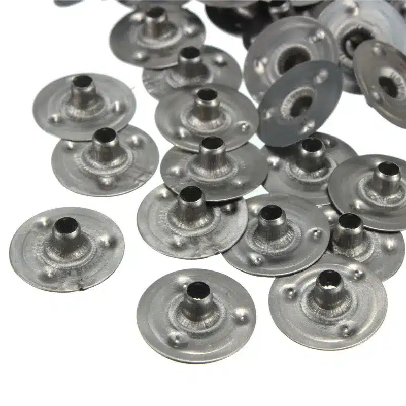 metallist küünlatahi alused laiali laotatud pinnal