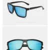 Meeste sportlikud päikeseprillid | E-pood Tootemaailm Meeste sportlikud päikeseprillid musta raami ja siniste peegelläätsedega, asetatud valgele taustale, pakkudes stiilset ja kaasaegset välimust.